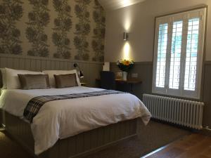 欧文Irvine Bay的一间卧室设有一张大床和一个窗户。