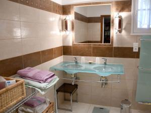莫尔斯Les chambres d'Adeline - B&B的浴室设有2个水槽和镜子