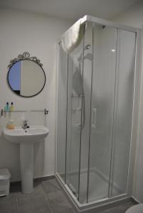 卡内·德·玛尔卡内旅馆的带淋浴和盥洗盆的浴室