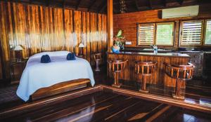 坦波Tambor Tropical Beach Resort- Adults Only的卧室配有床和盥洗盆