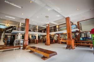 马德望圣豪特酒店的大型客房,设有木制家具,位于大楼内