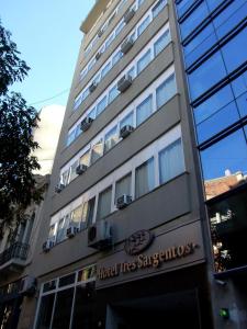 布宜诺斯艾利斯特雷斯萨根图斯酒店的一座与酒店同住的建筑,上面有服务标志