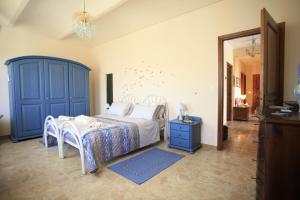阿斯蒂Al Canei B&B的一间卧室配有一张床和一个蓝色的橱柜