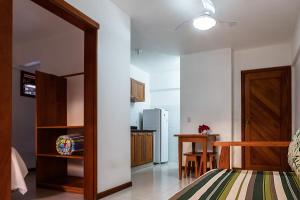 伊塔卡雷阿普阿多弗拉特酒店的一间设有厨房和用餐室的客房