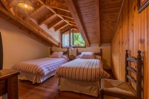 AbiadaCasavieja Rural的木墙客房的两张床