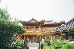 全州市归亚拉昂韩屋旅馆的亚洲风格的建筑,带有屋顶