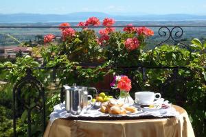 蒙特普齐亚诺马祖科Il旅馆的一张桌子上放着一盘食物和鲜花
