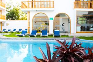 伊察安格斯图拉精品酒店的一座带蓝色躺椅的酒店游泳池