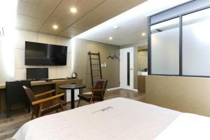 釜山路易斯酒店的客房设有1张床、1张办公桌和1台电视。