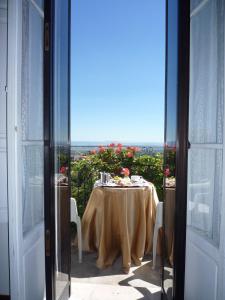 蒙特普齐亚诺马祖科Il旅馆的海景阳台上的桌子