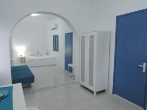 阿波罗尼亚Jorgos studios的白色和蓝色的客房设有床和浴室。