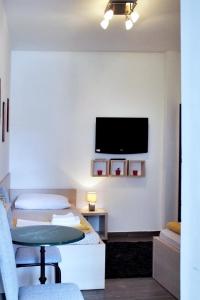 奥西耶克Rooms Fitea的客房设有两张床和一台壁挂式平面电视。