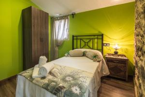 帕拉斯德丽Casa Carla的一间卧室设有一张带绿色墙壁的床