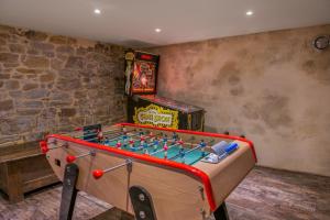 Plonéour-Lanvern德坎佩尔的求姆普尔庄园酒店的一间设有桌上足球和弹球的房间
