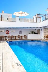 圣安东尼奥Hotel Florencio Ibiza的一座带椅子的大型游泳池和一座建筑