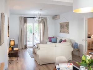 多列毛利诺斯Charming country house Torremolinos的客厅配有白色的沙发和床。
