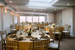 纽约卢塞恩酒店的宴会厅配有桌椅、盘子和鲜花