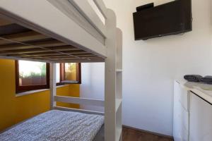 里耶卡Hostel Kvarner的一间卧室设有一张双层床和一台平面电视。