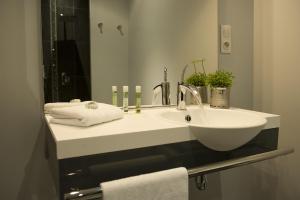 古埃圣安德烈克洛斯普莱利酒店的浴室设有水槽、毛巾和镜子