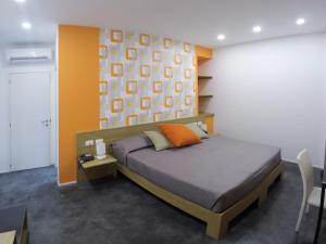 科米索Abraxia Guest House的一间卧室设有一张床和一面墙