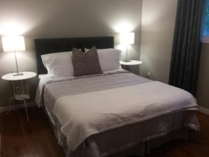 滨湖尼亚加拉Westwood Cottage License #045-2020的一间卧室配有一张大床和两盏灯