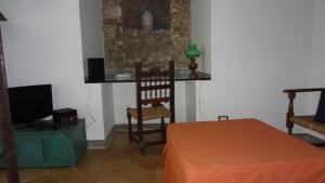 泰拉奇纳Torrione San Lorenzo I的配有床、桌子和椅子的房间