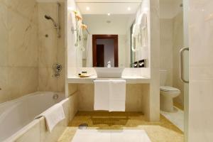 塔维拉塔维拉修道院酒店的带浴缸、盥洗盆和卫生间的浴室