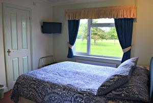 泰克利小布洛克农庄酒店的一间卧室设有一张床和一个窗口