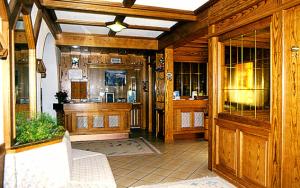 维哥迪法萨格兰木根酒店的大型客房设有木墙和大堂。