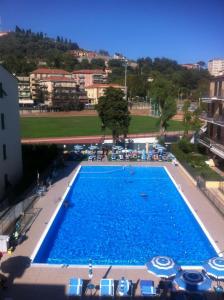 因佩里亚Appartamento Vista mare con Piscina Cala di Sole的大型游泳池的顶部景色