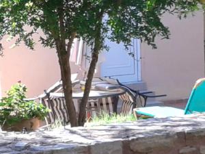埃皮斯科皮·罗希姆诺克迪马萨米卡公寓的一个带桌椅和树的庭院