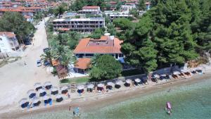 梅塔诺佛希斯马蒂纳港酒店的海滩上的度假村的空中景致