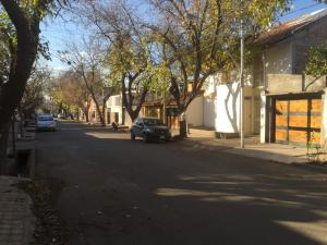 门多萨恩特雷里奥斯奥利沃斯公寓的路边有停车位的街道