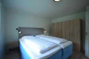 翁达尔斯内斯Villa Haudalan Åndalsnes的一间卧室配有一张带白色床单的大床