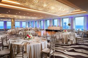 达拉斯达拉斯市中心威斯汀酒店的宴会厅配有白色的桌椅和窗户