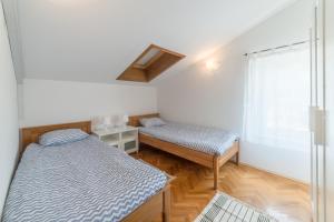 巴里克德拉加Seaside Apartment Barić Draga的带窗户的客房内的两张床
