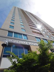 罗切斯特Broadway Plaza, Trademark Collection by Wyndham的享有自由大道广场大楼前方的景致