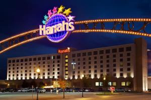 梅特罗波利斯哈拉斯大都市赌场酒店的带有读庄园标志的酒店