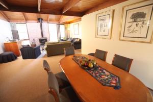 勒弗戴尔恩格尔伍德岭度假屋的一间会议室,配有木桌和椅子