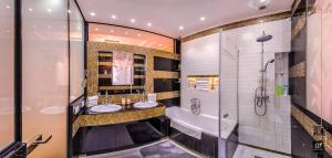 布达佩斯BP Apartments Budapest的一间带两个盥洗盆和淋浴的浴室