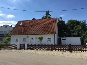 PförringIlmhaus的 ⁇ 后有红色屋顶的白色房子