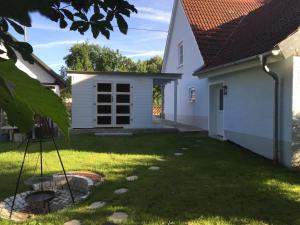 PförringIlmhaus的一座白色房子和一座建筑的院子