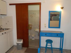 库卡里Dimitris studios的一间设有蓝色桌子和凳子的小浴室