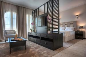 布德瓦莫斯科瓦酒店的一间卧室配有一张床和一个带镜子的梳妆台