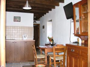 Episkopi PafouANOI 1-bedroom country House的一间厨房,里面配有桌椅