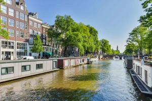 阿姆斯特丹Mercedes Bed&Breakfast Amsterdam的一座有建筑物和桥梁的城市运河