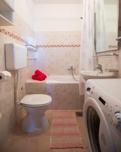 杜布罗夫尼克爱与希望旅馆的浴室配有卫生间、盥洗盆和浴缸。