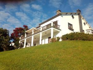 波瓦桑Quinta do Quarteiro的山顶上一座白色的大房子