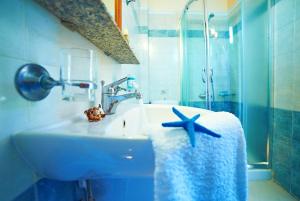 Alkyon Apartments & Villas Hotel的一间浴室