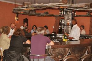 奥马鲁鲁卡沙纳纳米比亚旅馆的一群坐在酒吧里的人